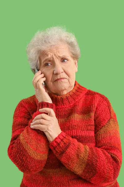Traurige Seniorin Telefoniert Auf Grünem Hintergrund — Stockfoto