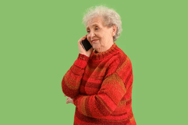 Yeşil Arka Planda Cep Telefonuyla Konuşan Son Sınıf Öğrencisi Kadın — Stok fotoğraf
