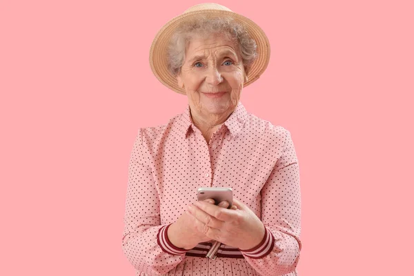 Mulher Sênior Usando Telefone Celular Fundo Rosa — Fotografia de Stock