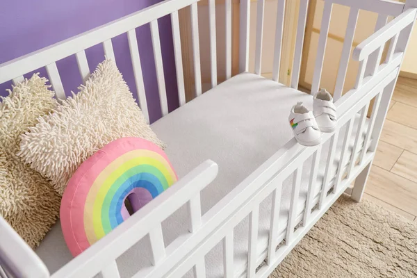 Çocuk Odasında Yastıklı Bebek Beşiği — Stok fotoğraf