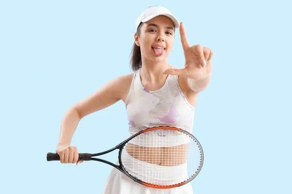 Sportieve Jonge Vrouw Met Racket Tonen Verliezer Gebaar Blauwe Achtergrond — Stockfoto