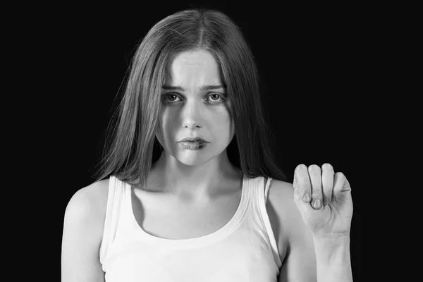 伤痕累累的年轻女子在深色背景上露出拳头 家庭暴力概念 — 图库照片