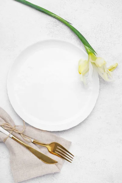 Table Setting Beautiful Iris Flower Grey Grunge Background — Stock Photo, Image