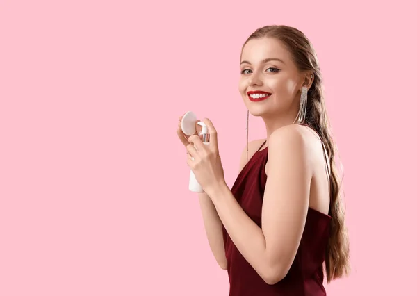 Ung Kvinna Med Bomullstuss Och Makeup Remover Rosa Bakgrund — Stockfoto