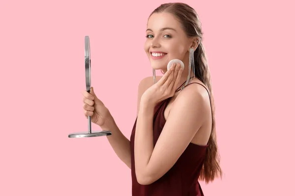 Mujer Joven Con Espejo Quitando Maquillaje Sobre Fondo Rosa —  Fotos de Stock