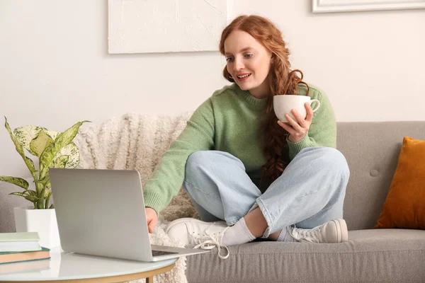 Beautiful Redhead Woman Cup Tea Using Laptop Home — Stock Photo, Image