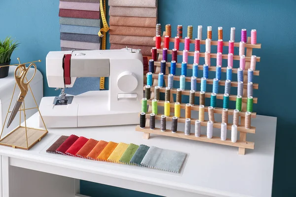 Tailor Workplace Thread Spools Fabric Samples Sewing Machine Atelier — Stock Photo, Image
