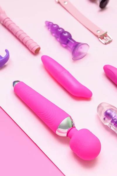 Różne Zabawki Seksualne Różowym Tle Zbliżenie — Zdjęcie stockowe