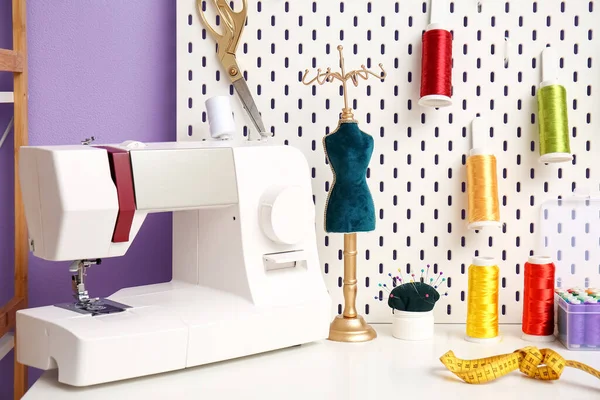 Sewing Machine Mannequin Pegboard Thread Spools Table Atelier Closeup — Stock Photo, Image