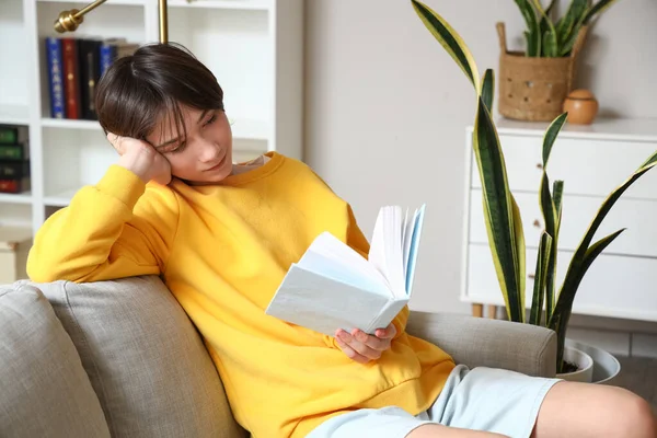 Teenager Liest Buch Hause Auf Dem Sofa — Stockfoto