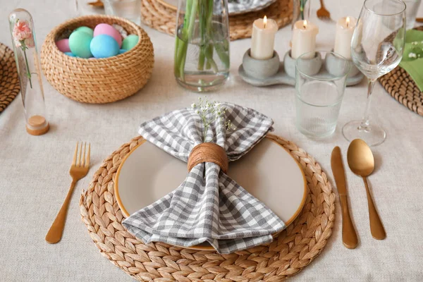 Gyönyörű Húsvéti Asztal Beállítása Tojásokkal Gyertyákkal Ebédlőben Közelkép — Stock Fotó