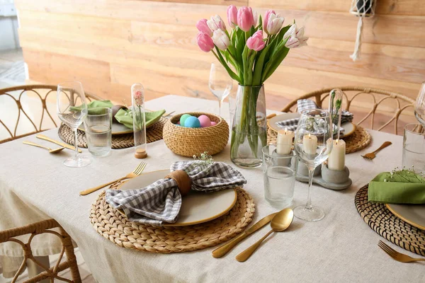 Hermosa Mesa Pascua Con Flores Velas Comedor —  Fotos de Stock