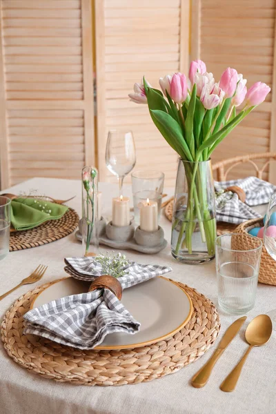 Schöne Oster Tischdekoration Mit Blumen Und Kerzen Esszimmer — Stockfoto