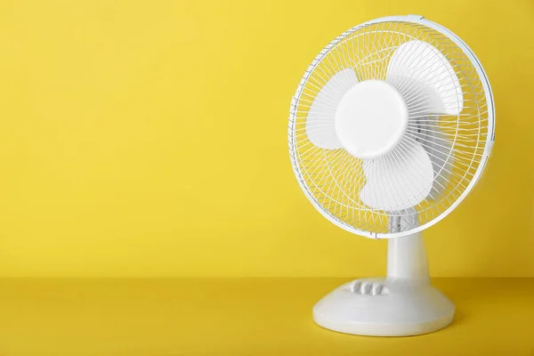 Elektrische Ventilator Gele Achtergrond — Stockfoto