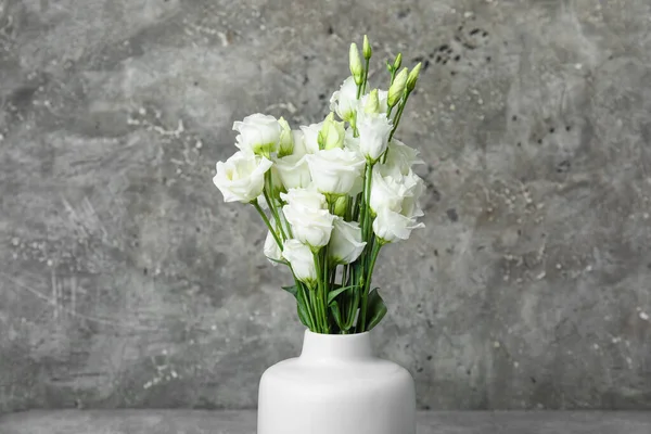Vas Dengan Bunga Eustoma Putih Pada Latar Belakang Grunge — Stok Foto