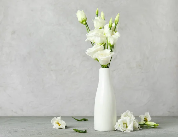 Vase Mit Schönen Eustoma Blumen Auf Grunge Hintergrund — Stockfoto