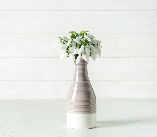 Vase Mit Schönen Schneeglöckchen Auf Weißem Holzhintergrund — Stockfoto