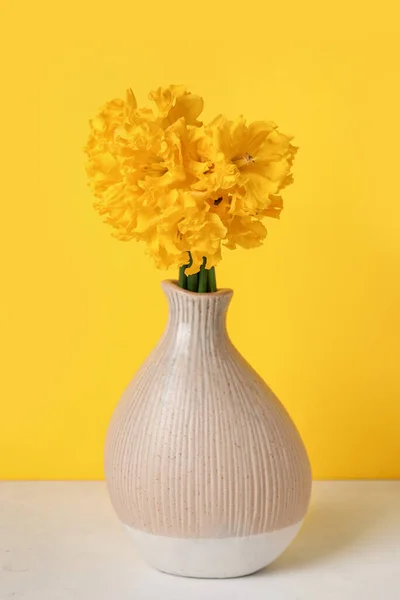 Florero Con Flores Narcisas Mesa Cerca Pared Amarilla — Foto de Stock