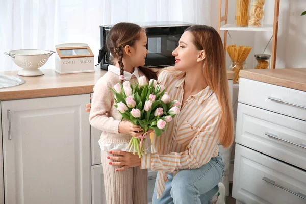 Nettes Kleines Mädchen Mit Ihrer Mutter Und Tulpen Der Küche — Stockfoto