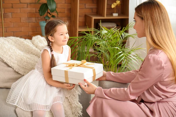 Cute Little Girl Greeting Her Mother Gift Home — Stock Photo, Image