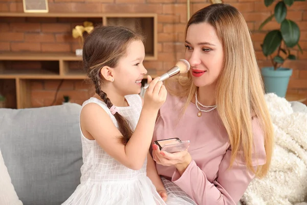 Cute Little Girl Her Mother Doing Makeup Home — Stock Photo, Image
