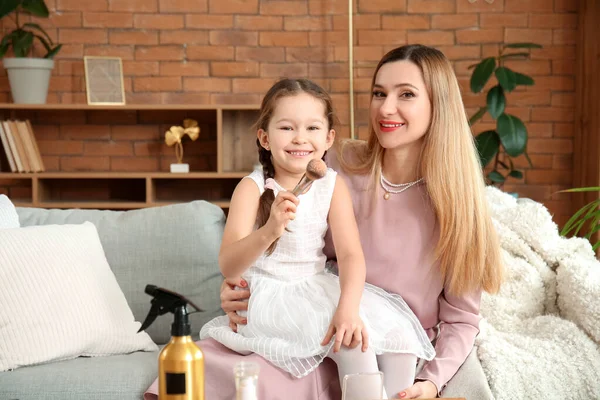 Schattig Klein Meisje Met Haar Moeder Doen Make Thuis — Stockfoto