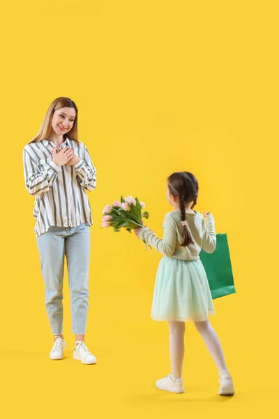 Schattig Klein Meisje Begroeten Haar Moeder Met Tulpen Kadozakje Gele — Stockfoto
