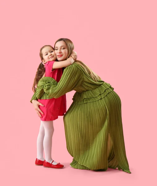 Schattig Klein Meisje Met Haar Moeder Knuffelen Roze Achtergrond — Stockfoto