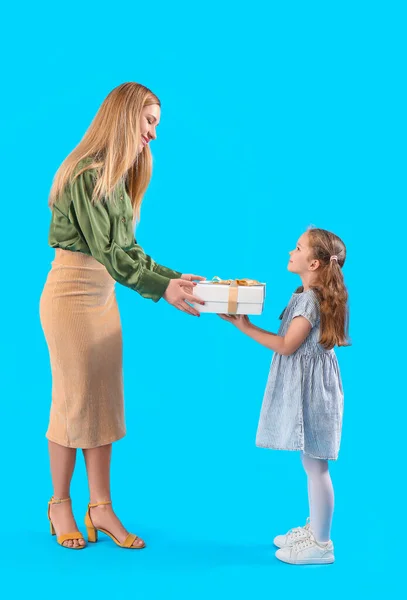 Cute Little Girl Greeting Her Mother Gift Blue Background — Stock Photo, Image