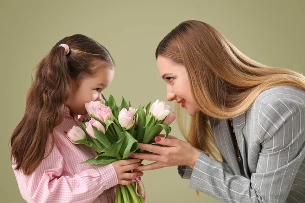Linda Niña Saludando Madre Con Tulipanes Sobre Fondo Verde — Foto de Stock