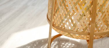 Odada şık bir rattan fener, yakın plan.