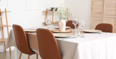 Hafif yemek odasında güzel servis edilmiş bir masa.