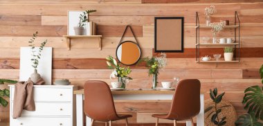 Modern şık yemek odasının içinde büyük bir masa ve çiçek dekoru var.