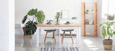 Büyük masa ve çiçek desenli modern hafif yemek odasının içi.