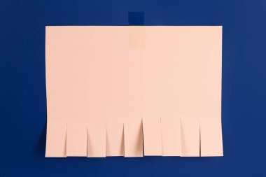 Mavi arkaplanda boş kağıt yırtılması reklamı