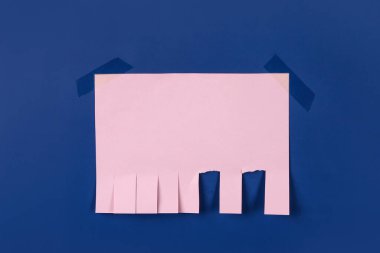 Mavi arkaplanda boş kağıt yırtılması reklamı