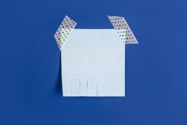 Mavi arkaplanda boş kağıt yırtılması reklamı