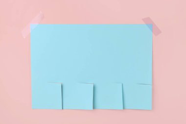 Pembe arka planda boş kağıt yırtılması reklamı