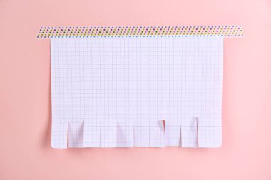 Pembe arka planda boş kağıt yırtılması reklamı