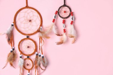 Pembe arka planda güzel düş kapanları