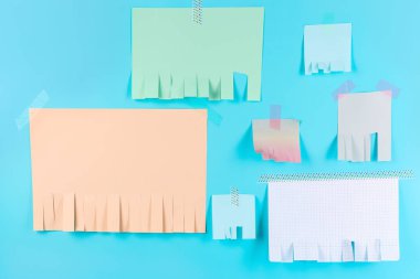 Mavi arkaplanda boş kağıt yırtılması reklamları