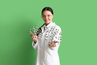 Yeşil arka planda kadın bilim adamı