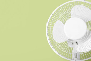 Yeşil arkaplanda elektrik vantilatörü