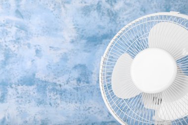 Mavi grunge arka planında elektrikli fan