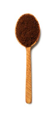 Tahta kaşık, beyaz arka planda izole edilmiş kahve tozu.