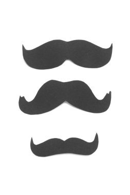 Beyaz arka planda kağıt bıyıklar.