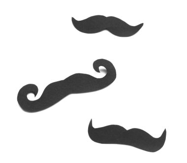 Beyaz arka planda izole edilmiş kağıt bıyıklar.