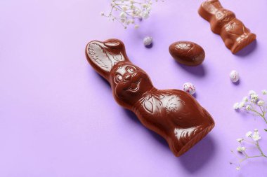 Paskalya tavşanı, yumurta ve çiçekli leylak arkaplan