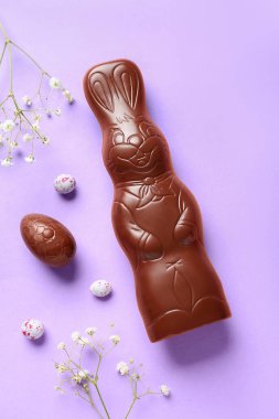 Paskalya tavşanı, yumurta ve çiçekli leylak arkaplan