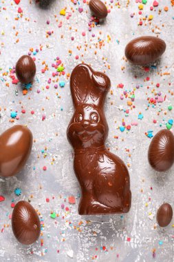 Paskalya Tavşanı çikolatalı ve arkaplanda yumurtalar var.